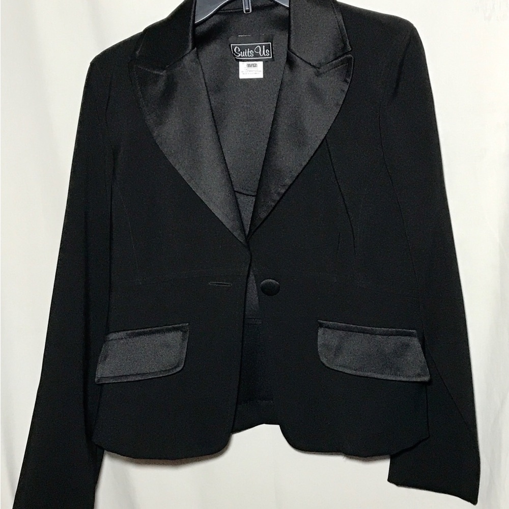 Women’s Two piece suit..Top & Skirt..by Suits Us..size 11/12